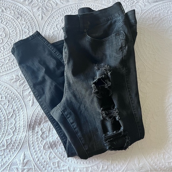 TORRID Bombshell Skinny Premium Stretch High-Rise Destructed Jean - Picture 4 of 7